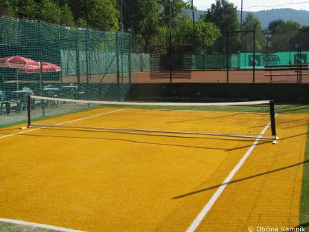 Mini igrišče za tenis je pripravljeno za uporabo